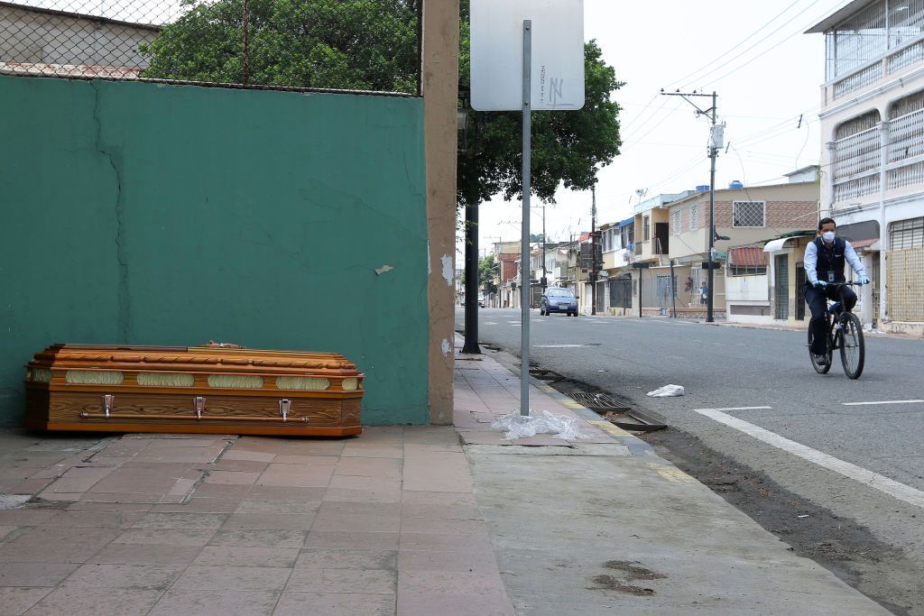 Mayat hingga peti jenazah bergeletakan di jalanan saat pandemi Corona (Covid -19). Begini penampakannya. Foto: Getty Images