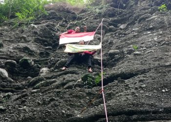 Tiga Mahasiswa ” UKM ARTALA ” Taklukan Tebing Bakung