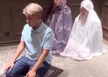 Momen Ruben Onsu Jadi Imam Salat untuk Desy Ratnasari dan Putrinya