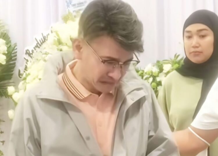 Ruben Onsu Menangis di Hadapan Jenazah Ayah Sarwendah