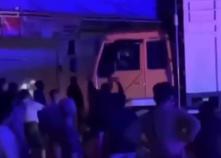 Viral Sopir Truk Diamuk Massa Usai Diduga Melecehkan Mahasiswi Penumpang saat Banjir Aceh